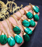 Supervakre AA kvalitet naturlig MALACHITE Dråpeanheng Gold plated m/kjede, ca. 25x15mm