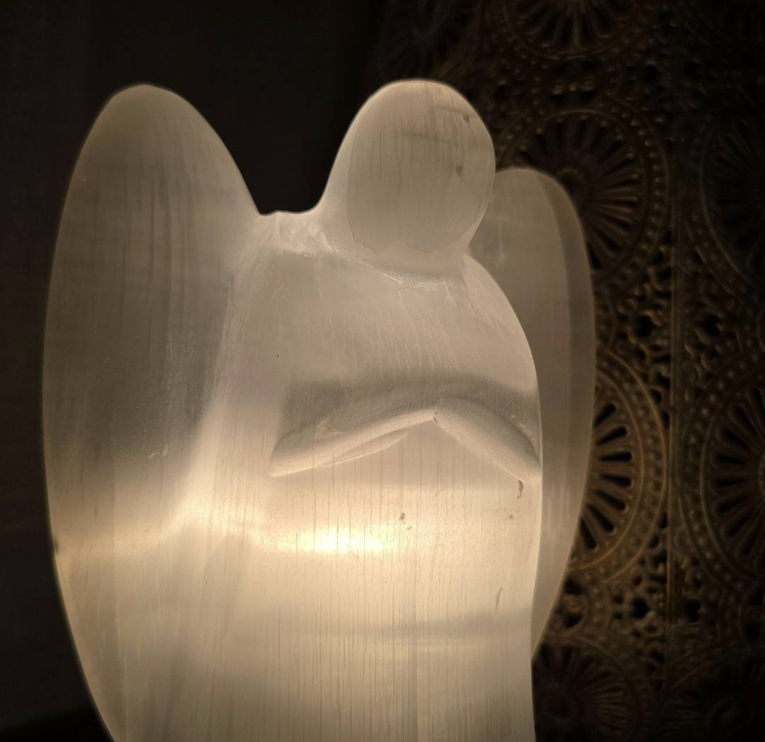 Vakker, håndlaget XL Moroccan Angel ca. 20cm&nbsp;med dekorativ Led Trebase og lysjustering