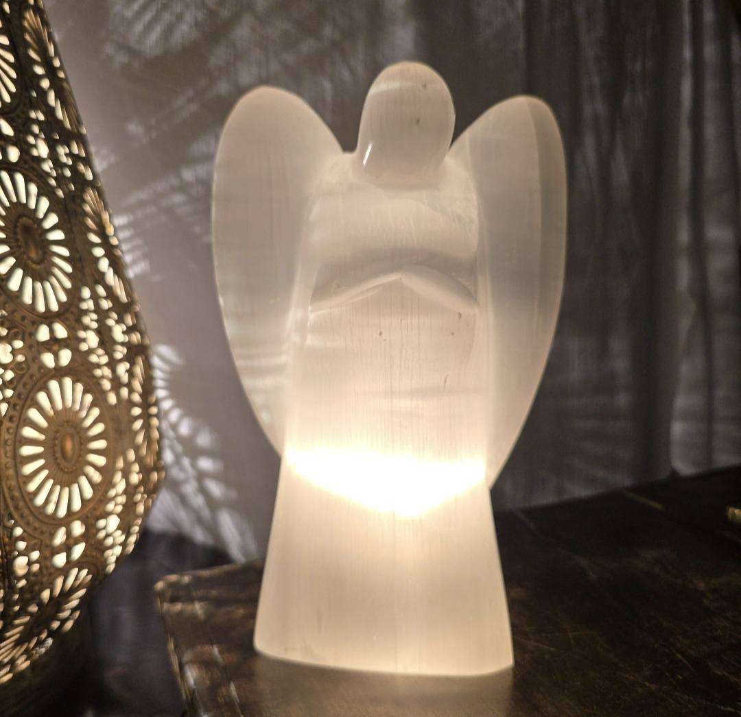 Vakker, håndlaget XL Moroccan Angel ca. 20cm&nbsp;med dekorativ Led Trebase og lysjustering