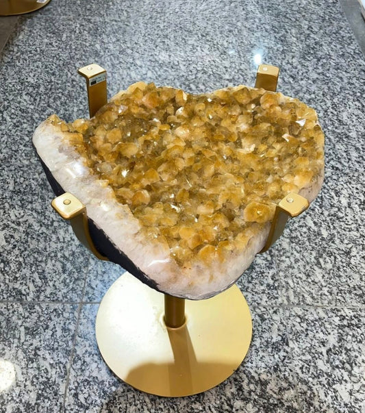 KAMPANJE / HIGH QUALITY BRAZILIAN CITRINE ( Heated ) CLUSTER GEODE COFFEE / SOFA SIDE TABLE w/Golden Frame , 23KG - 38x35cm, Høyde 46cm