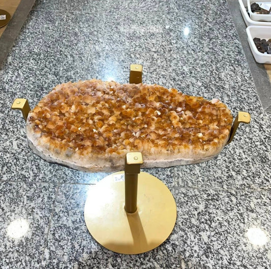 KAMPANJE / HIGH QUALITY BRAZILIAN CITRINE ( Heated ) CLUSTER GEODE COFFEE / SOFA TABLE w/Golden frame, 20KG - 51x31cm, Høyde 46cm