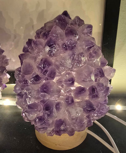 Unik, håndlaget Rå Ametyst BUD Crystal Led Lamp m/trebase og usb, ca. 13x10cm - 500gram, Medium Size, vario lys ( Hvit, Purple, Green, Blue )