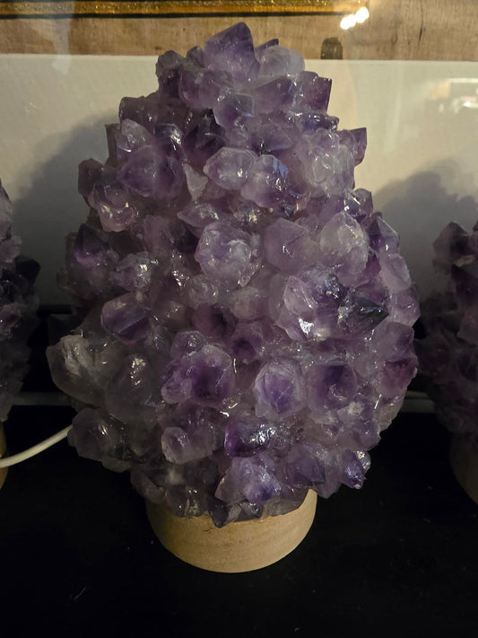 Unik, håndlaget Rå Ametyst BUD Crystal Led Lamp m/trebase og usb, ca. 15x10cm - 800gram, Large Size, vario lys ( Hvit, Purple, Green, Blue )