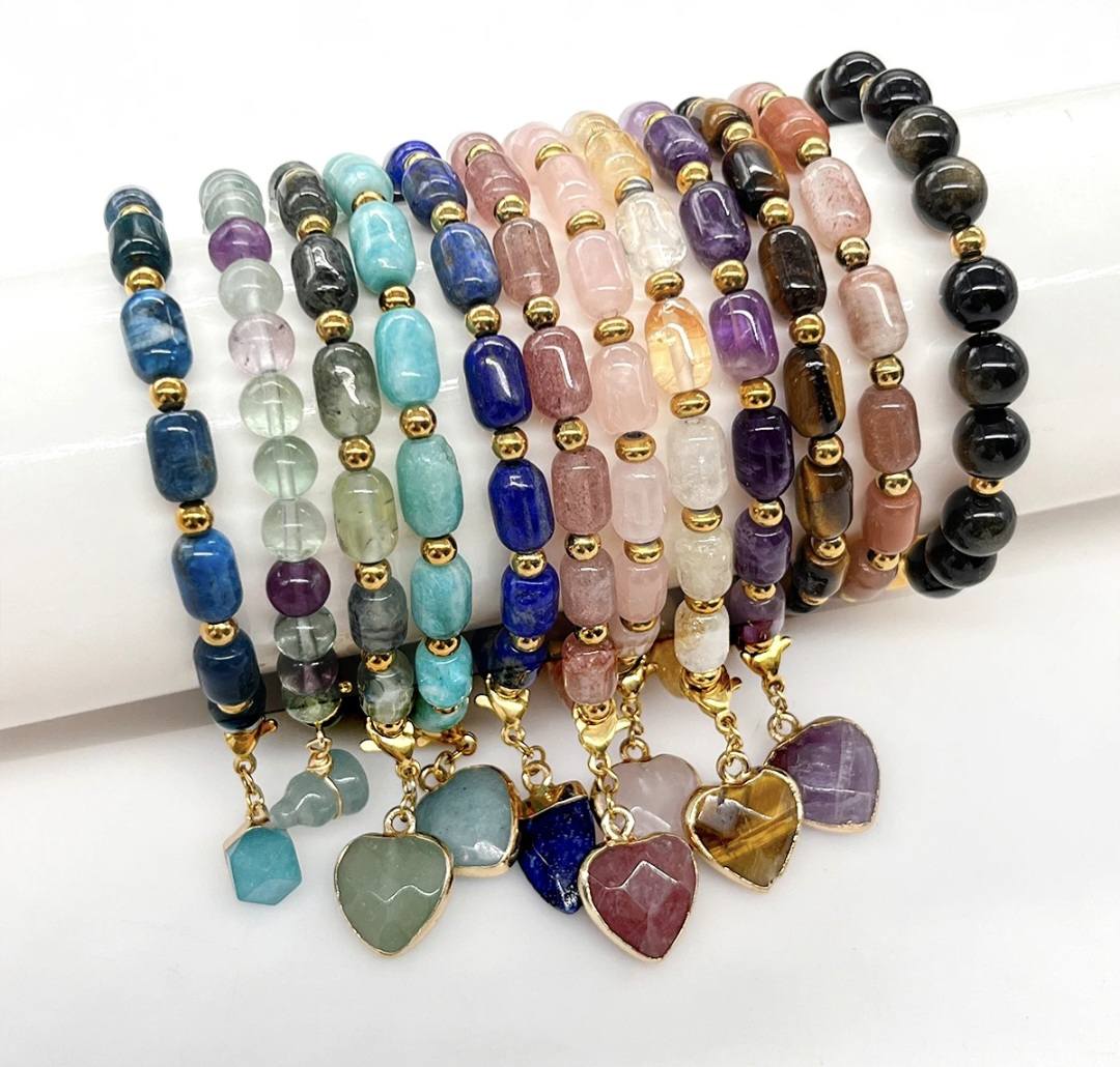 Enkle, fleksible Design Armbånd med naturstener og charms, Strawberry Quartz