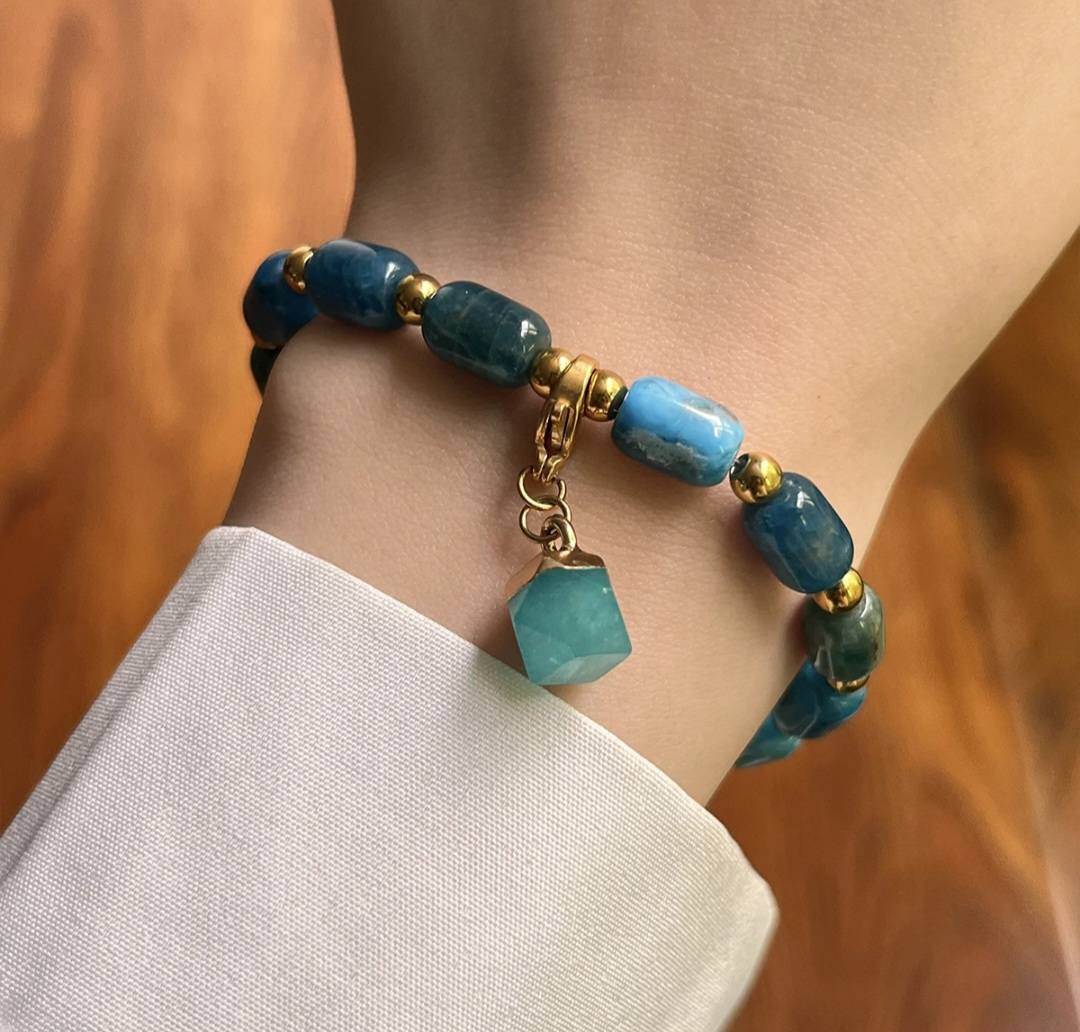 Enkle, fleksible Design Armbånd med naturstener og charms, Apatite