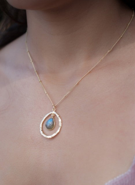 Nytt, vakkert Krystallkjede i et lekkert og Trendy "Tear Drop" Design med Labradorite drÅpeanheng, Gold Filled.