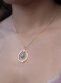 Nytt, vakkert Krystallkjede i et lekkert og Trendy "Tear Drop" Design med Labradorite drÅpeanheng, Gold Filled.