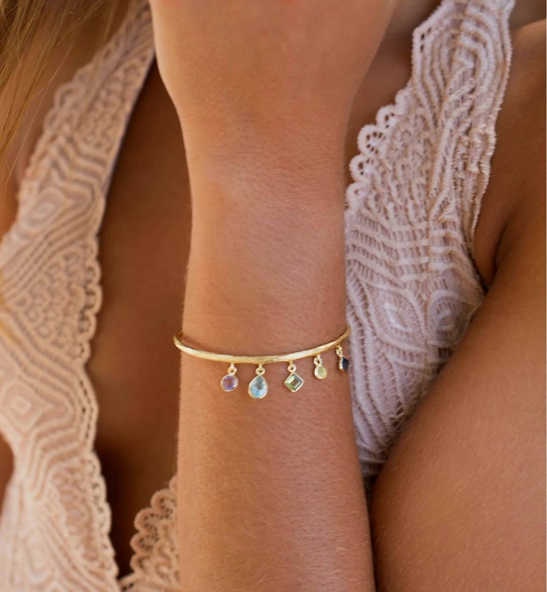 CILA " Emma " Design Armbånd w/, Ametyst, Blue Topaz, Peridot, Iolite Hydro, 18K Gold Electroplated&nbsp;