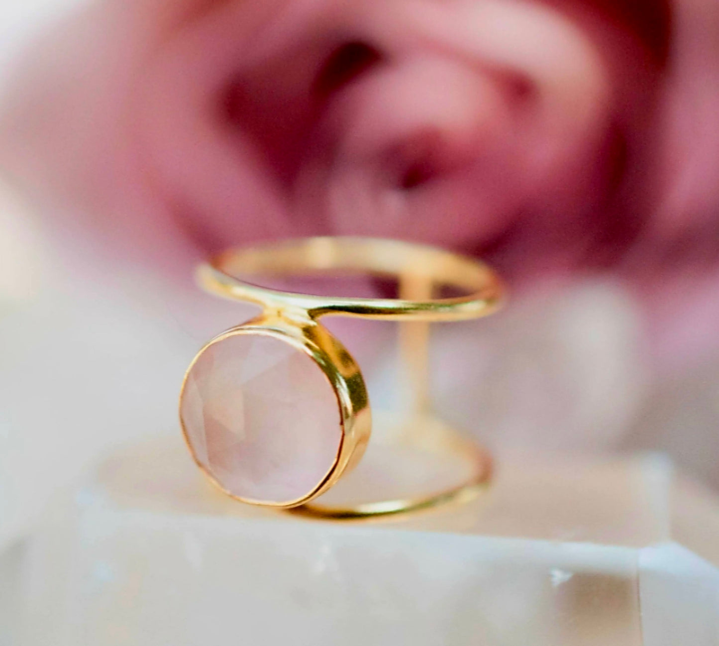 Vakker CILA Rose Quartz 18K Goldplated Design Ring - modell " HELEN "