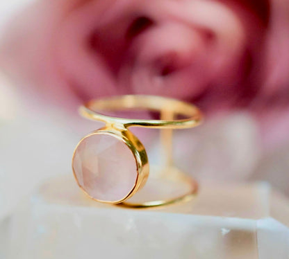 Vakker CILA Rose Quartz 18K Goldplated Design Ring - modell " HELEN "
