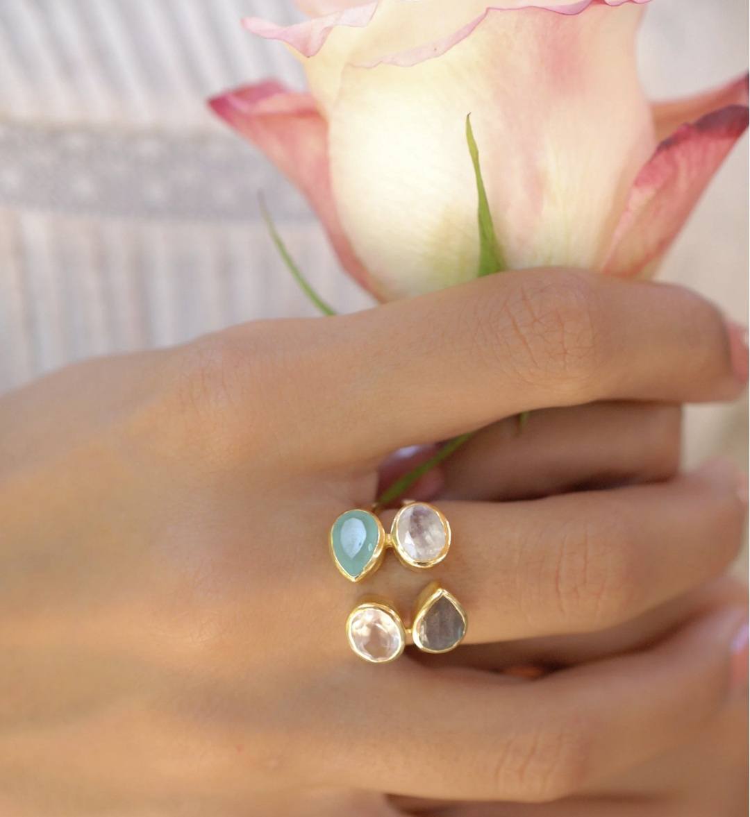 Håndlaget 4 stone "ASHLEY RING" med små stener i Moonstone, Aqua Chalsedony, Rose Quartz og Labradorite, Gold Electroplated.