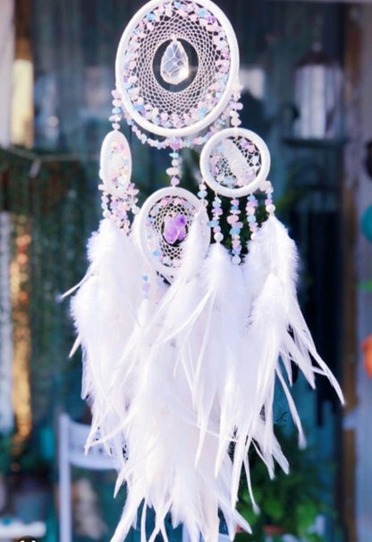 Vakker Indian Drømmefanger m/ledlys og RÅ White quartz & Fluorite Krystalldesign, 13x50cm, Hvite Andefjær