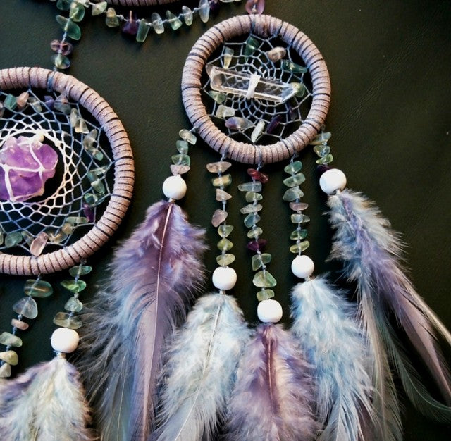 Vakker Indian Drømmefanger m/ledlys og Fluorite Krystalldesign, 13x50cm, GrÅ andefjær
