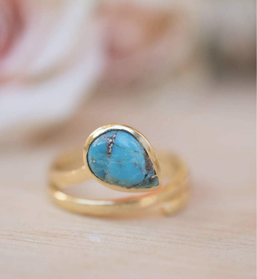HÅndlaget, Designring med Teardtop Torquise Copper sten,  18 K Gold Electroplated.