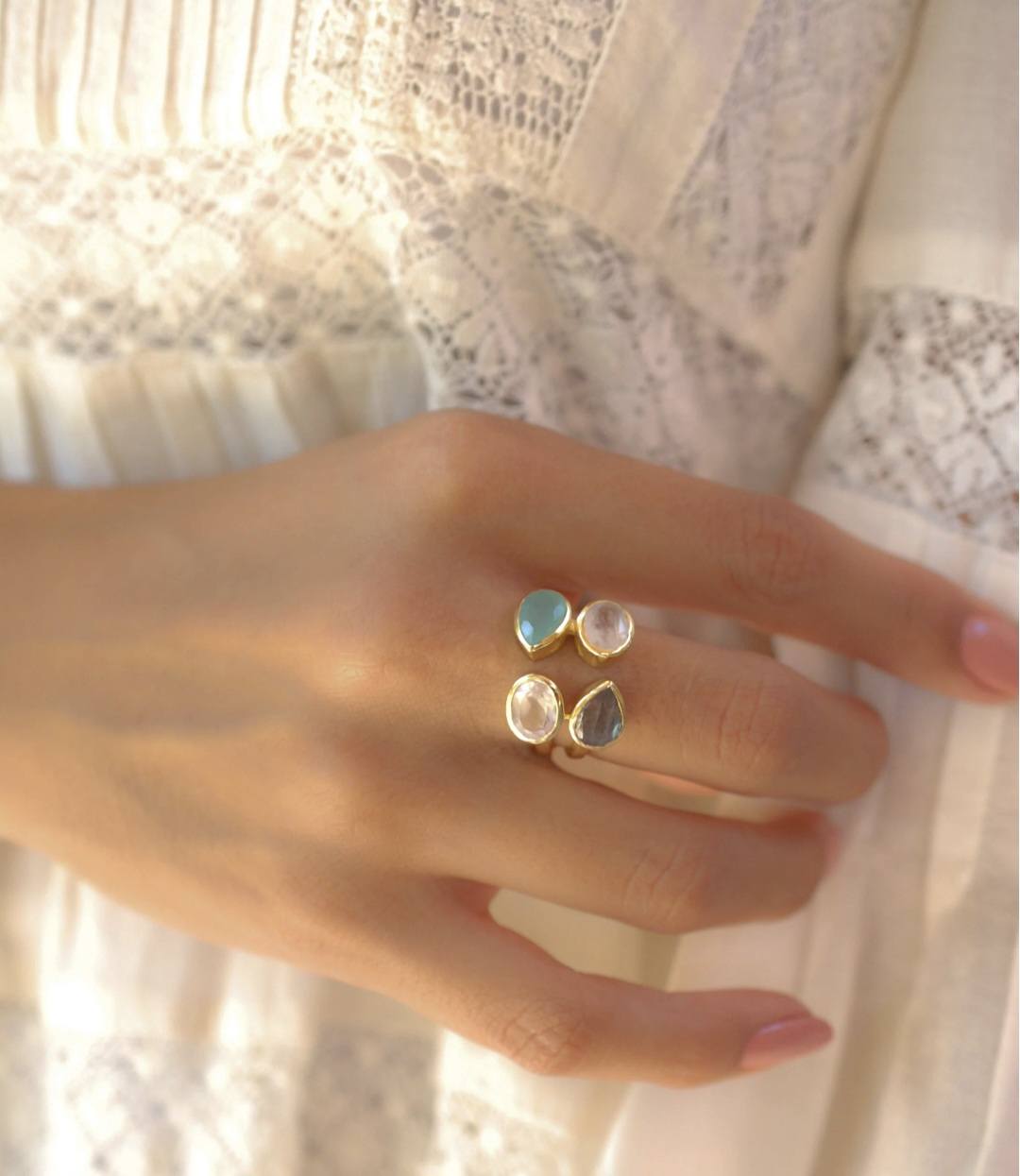 Håndlaget 4 stone "ASHLEY RING" med små stener i Moonstone, Aqua Chalsedony, Rose Quartz og Labradorite, Gold Electroplated.