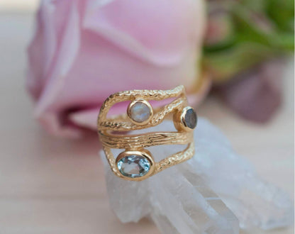 Vakker, håndlaget 3 Stone designring med små stener, Labradoritt, BlÅ Topaz og MÅnesten, 18k gold plated
