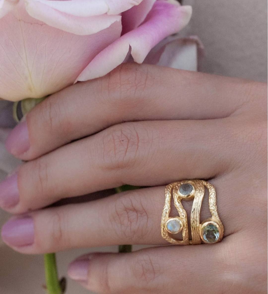Vakker, håndlaget 3 Stone designring med små stener, Labradoritt, BlÅ Topaz og MÅnesten, 18k gold plated