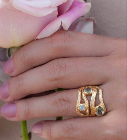 Vakker, håndlaget 3 Stone designring med små stener, Labradoritt, BlÅ Topaz og MÅnesten, 18k gold plated