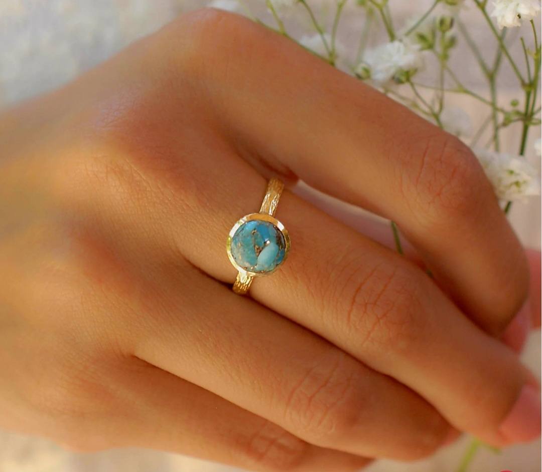 Ny og vakker, håndlaget " Leticia " 18K Goldplated Ring m/ Copper Turquoise, round 8mm