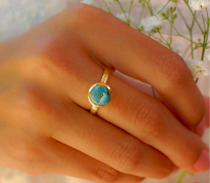Ny og vakker, håndlaget " Leticia " 18K Goldplated Ring m/ Copper Turquoise, round 8mm