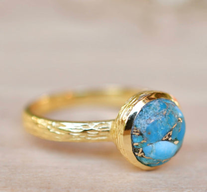 Ny og vakker, håndlaget " Leticia " 18K Goldplated Ring m/ Copper Turquoise, round 8mm