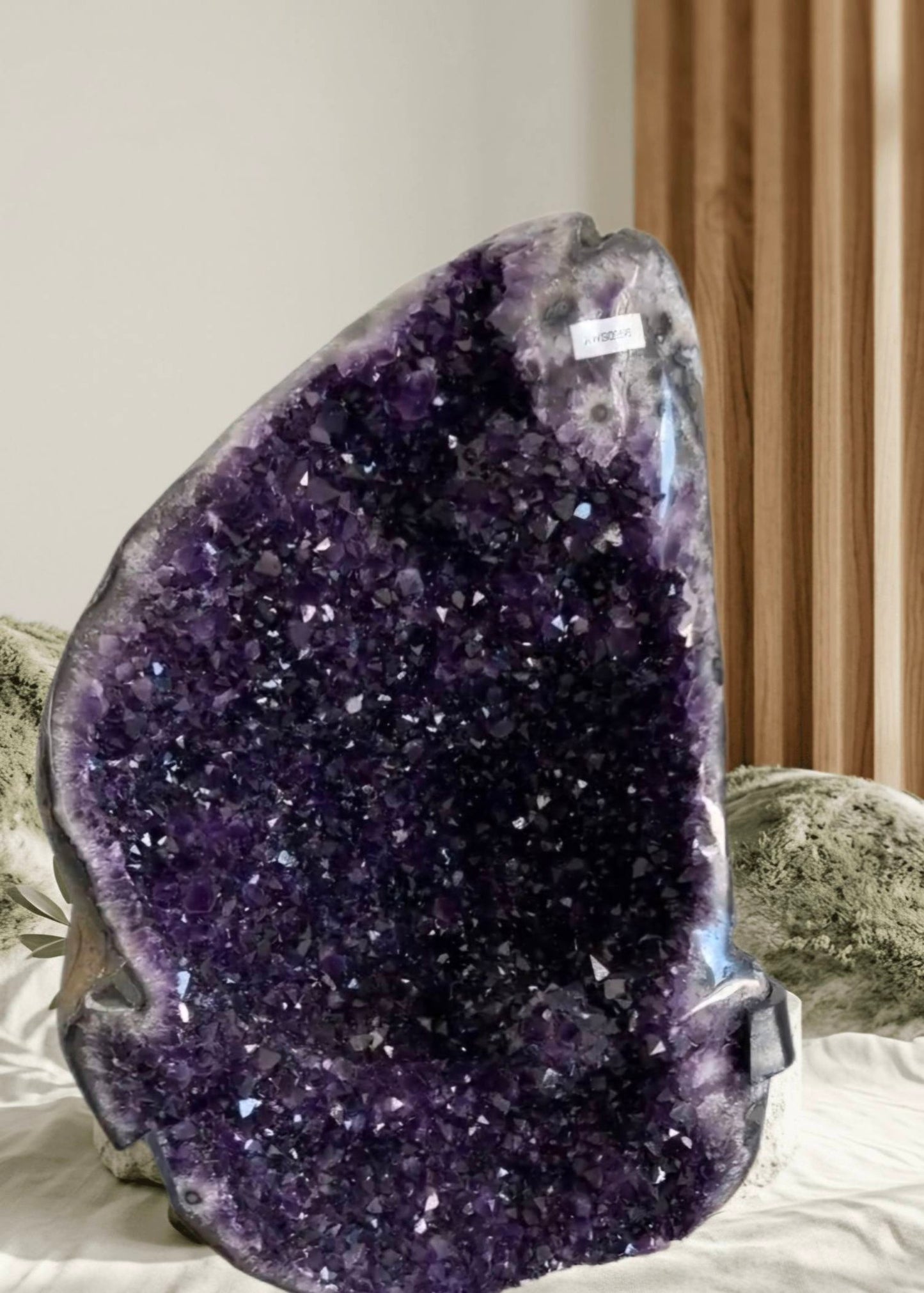 MÅNEDENS KUPP - 50% OFF + FREE FRAKT + BONUSGAVE / ARTIGA URUGUAY AMETYST EXTREME HIGH QUALITY, OPEN GEODE m/STATIV- 92x28x23cm, AWS0956