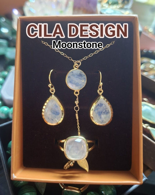 Nytt CILA Design Smykkesett inkl. Kjede, Øredobber og Ring, Moonstone & Gold Electroplated