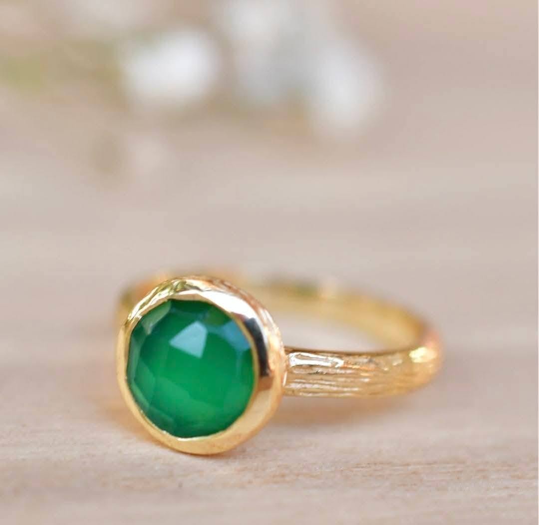 Ny og vakker, håndlaget " Leticia " 18K Goldplated Ring m/ Green Onyx, round 8mm stone&nbsp;
