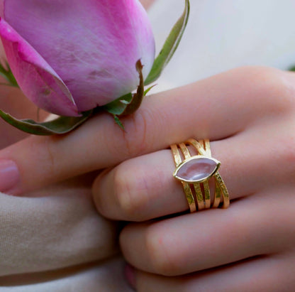 Vakker, håndlaget " Connie " Designring med stor Rose Quartz i oval form, gold plated
