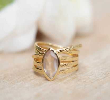 Vakker, håndlaget " Connie " Designring med stor Rose Quartz i oval form, gold plated