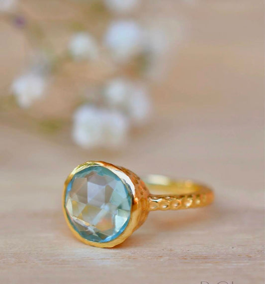 Ny og vakker, enkel håndlaget " Marcela " 18K Goldplated Ring m/ Blue Topaz Hydro