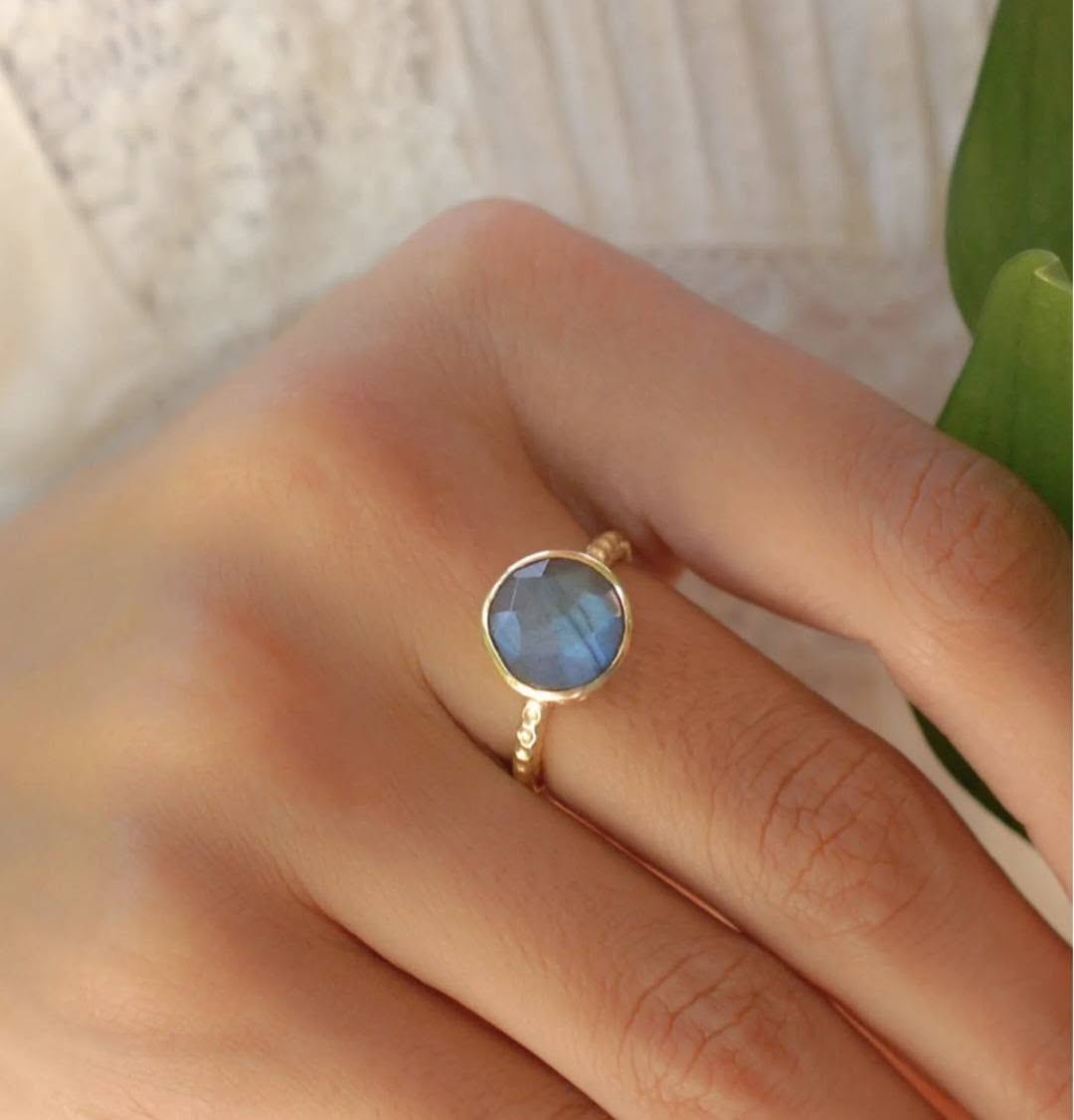 Ny og vakker, enkel håndlaget " Marcela " 18K Goldplated Ring m/ Labradorite