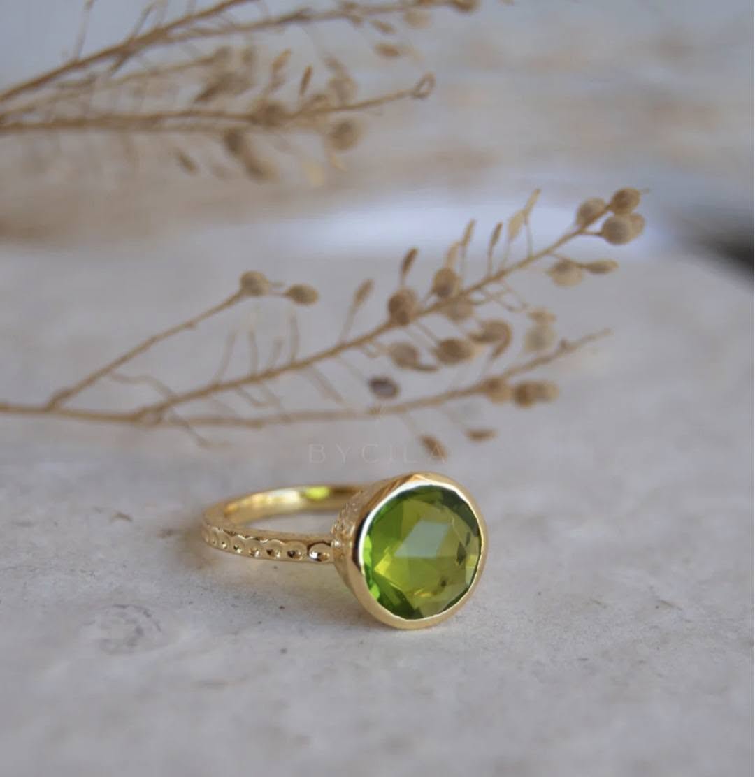 Ny og vakker, enkel håndlaget " Marcela " 18K Goldplated Ring m/ Peridot Hydro