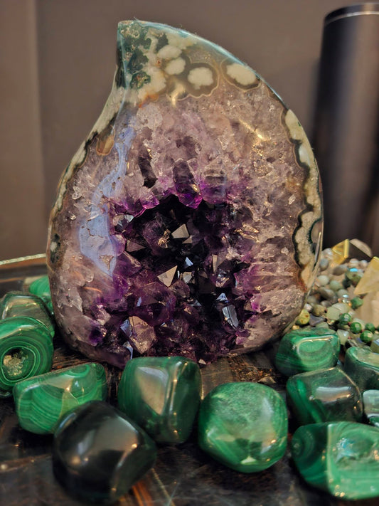 MÅNEDENS UTVALGTE / Natural Uruguay Amethyst & Agate Flame Geode, 12.5 x 15cm - FST0151