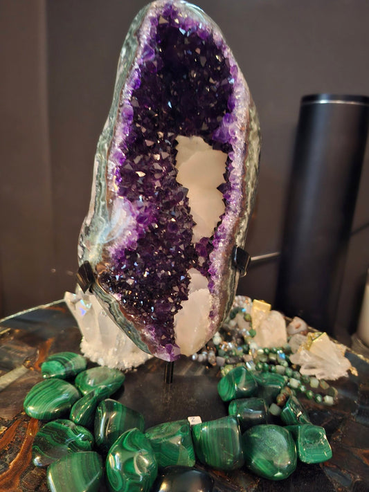 Månedens Utvalgte / Natural Uruguay Amethyst Geode with Green Jasper Shell & Calcite - MWS2353, 24x9.5cm - 2kg
