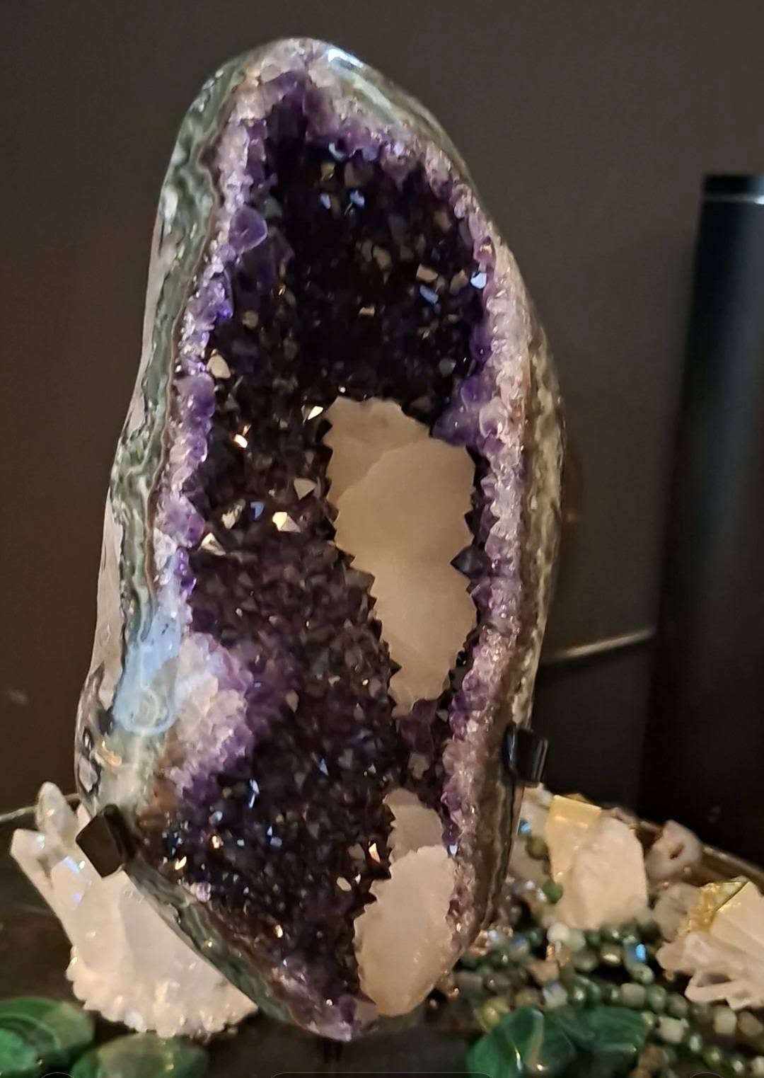 Månedens Utvalgte / Natural Uruguay Amethyst Geode with Green Jasper Shell & Calcite - MWS2353, 24x9.5cm - 2kg