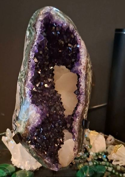 Månedens Utvalgte / Natural Uruguay Amethyst Geode with Green Jasper Shell & Calcite - MWS2353, 24x9.5cm - 2kg