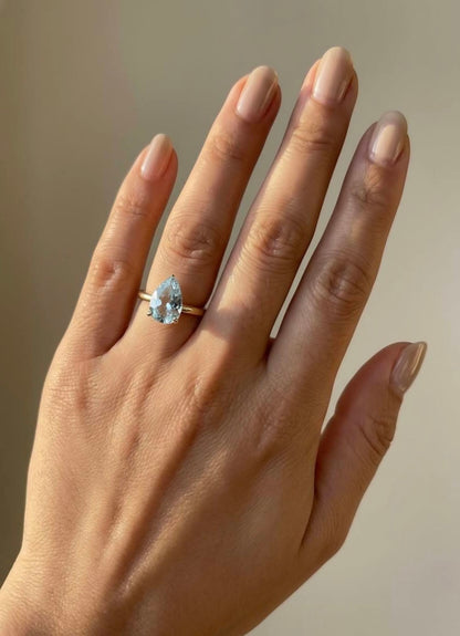 Vakker og enkel Mareshia "Solitaire" enstens 9x7mm Aquamarine Ring, Gold Vermeil ( 925s Silver )