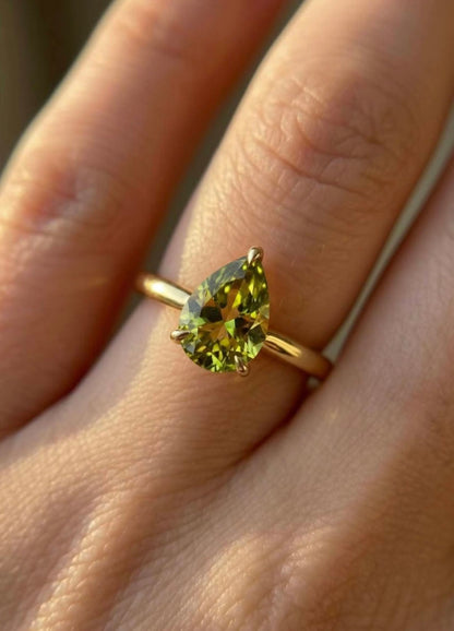 Vakker og Mareshia "Solitaire" enstens 9x7mm Peridot Ring, Gold Vermeil ( 925s Silver )