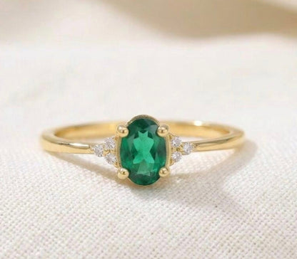Ny &amp; Trendy 14K Goldplated ( 925s Silver ) Art Deco Vintage Ring - med oval 8x10mm Green Emerald sten og Zirkoner