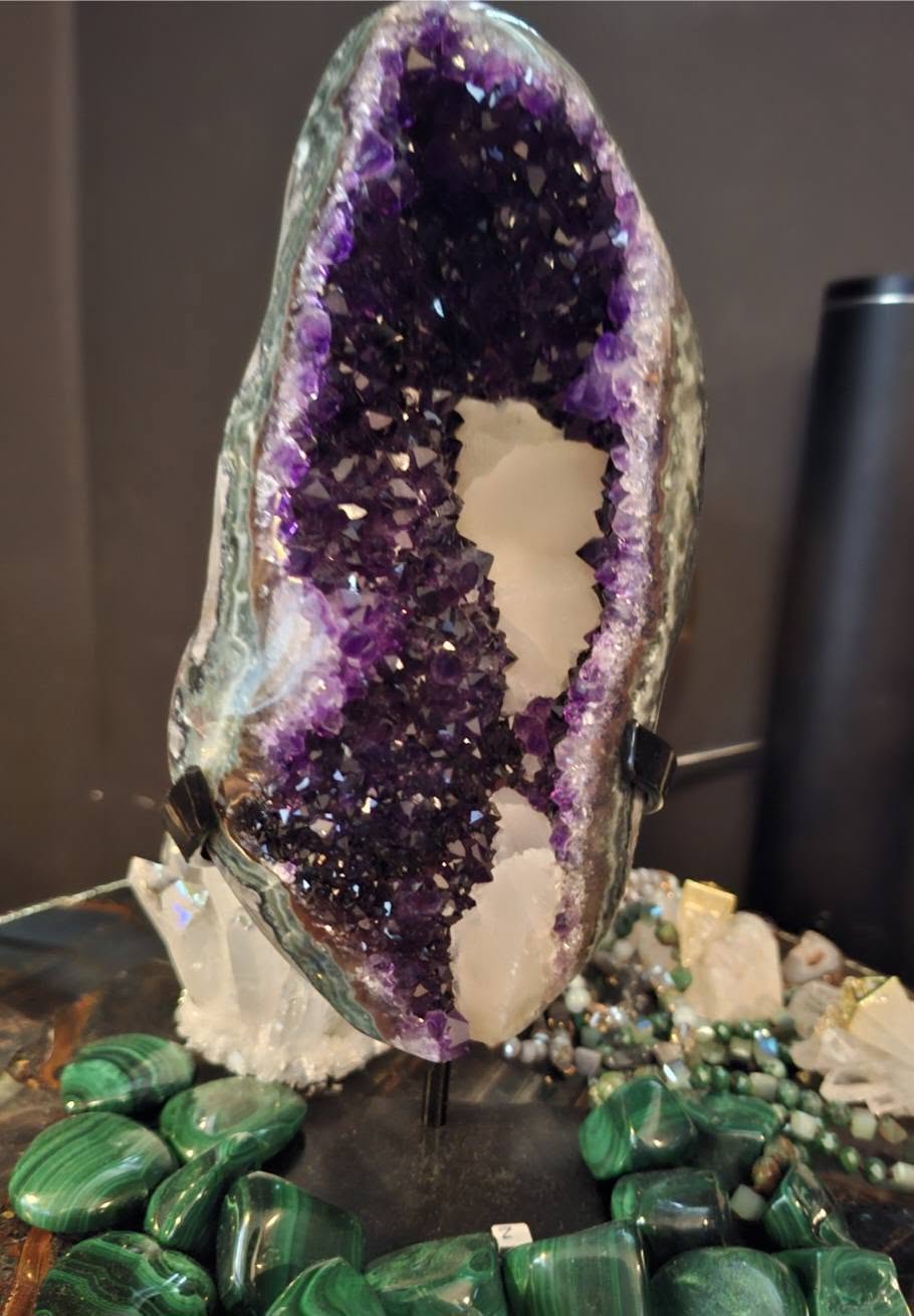 Månedens Utvalgte / Natural Uruguay Amethyst Geode with Green Jasper Shell & Calcite - MWS2353, 24x9.5cm - 2kg
