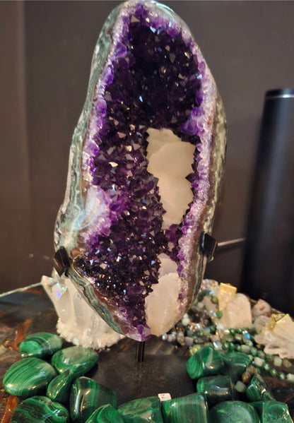 Månedens Utvalgte / Natural Uruguay Amethyst Geode with Green Jasper Shell & Calcite - MWS2353, 24x9.5cm - 2kg