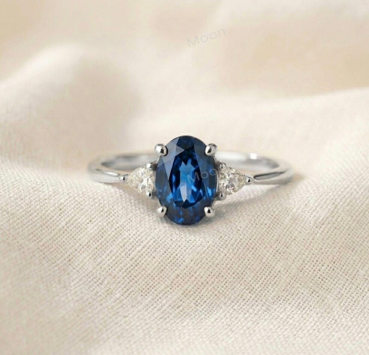 Ny & Trendy 14K Goldplated ( 925s Silver ) Art Deco Vintage Ring - med oval 8x10mm Blue Sapphire sten og Zirkoner
