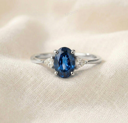 Ny & Trendy 14K Goldplated ( 925s Silver ) Art Deco Vintage Ring - med oval 8x10mm Blue Sapphire sten og Zirkoner