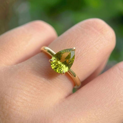 Vakker og Mareshia "Solitaire" enstens 9x7mm Peridot Ring, Gold Vermeil ( 925s Silver )