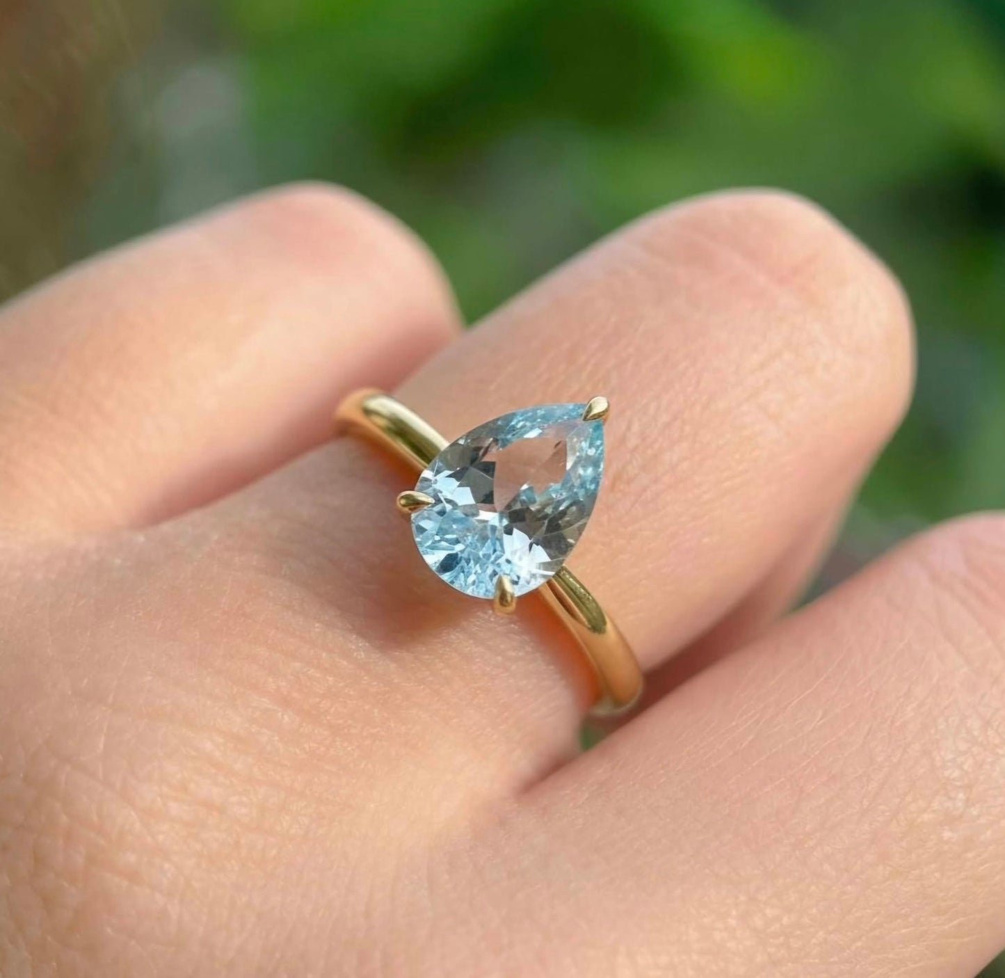 Vakker og enkel Mareshia "Solitaire" enstens 9x7mm Aquamarine Ring, Gold Vermeil ( 925s Silver )