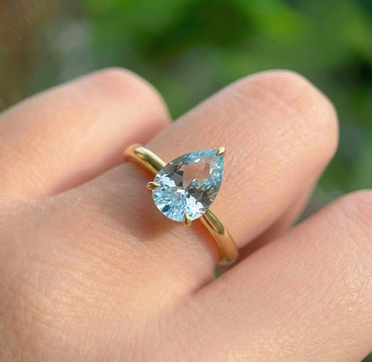 Vakker og enkel Mareshia "Solitaire" enstens 9x7mm Aquamarine Ring, Gold Vermeil ( 925s Silver )