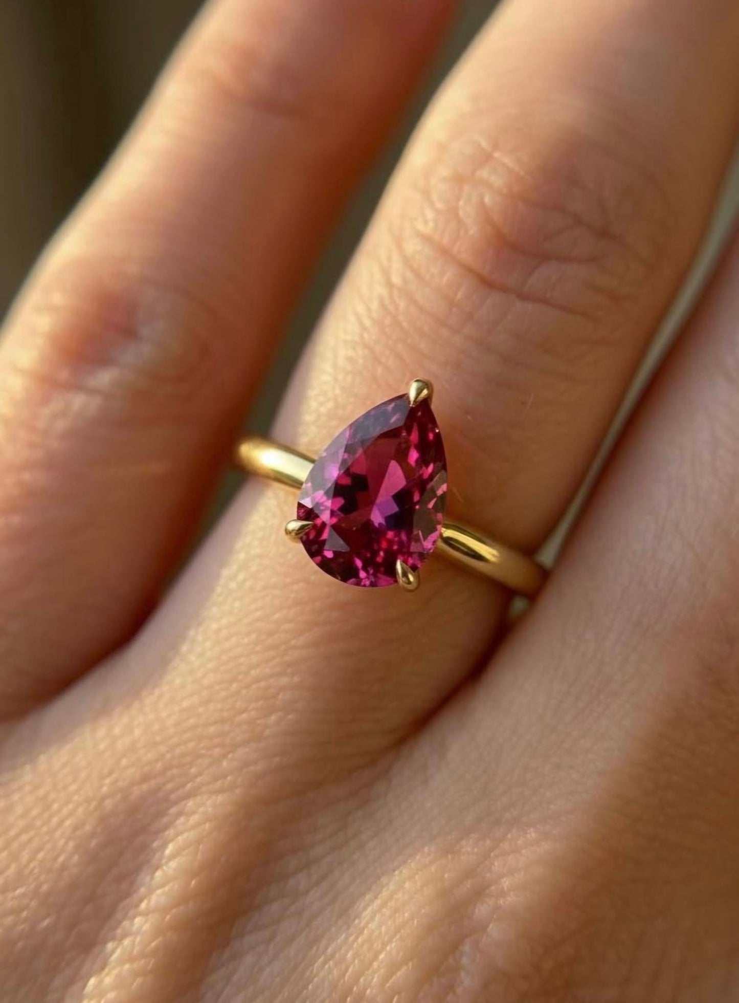 Vakker og Mareshia "Solitaire" enstens 9x7mm Pink Tourmaline Ring, Gold Vermeil ( 925s Silver )
