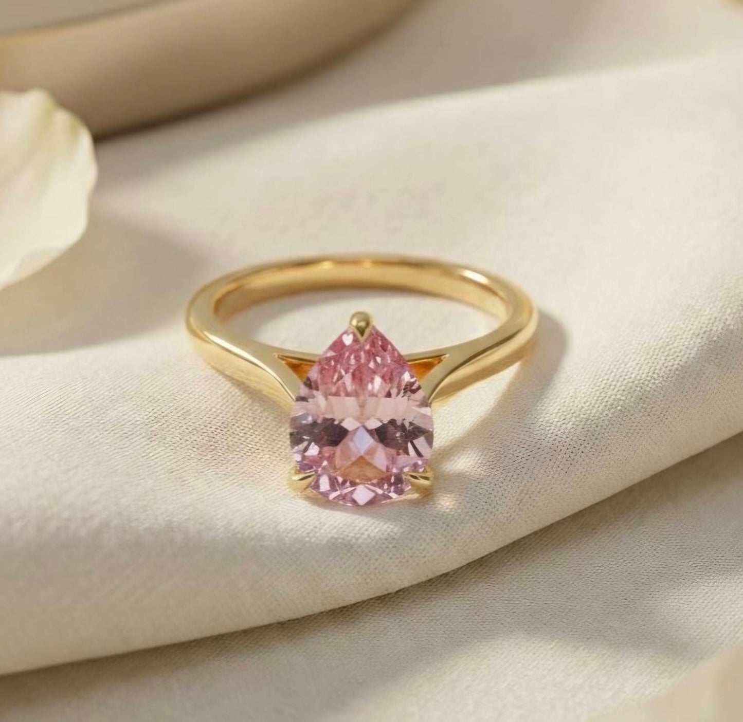 Vakker og Mareshia "Solitaire" enstens 9x7mm Pink Sapphire Ring, Gold Vermeil ( 925s Silver )