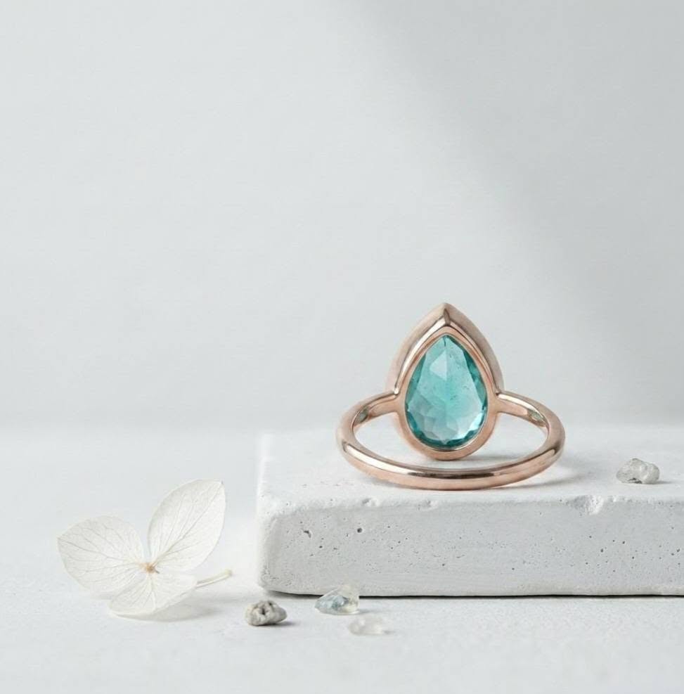 New Mareshia "Solitaire" enstens 9x7mm Teal Sapphire Ring, Gold Vermeil - 925s Silver